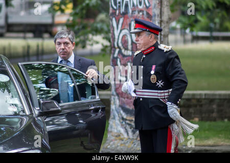 Gäste kommen für die Eröffnung der neu restaurierten Imperial War Museum, London, UK. Stockfoto