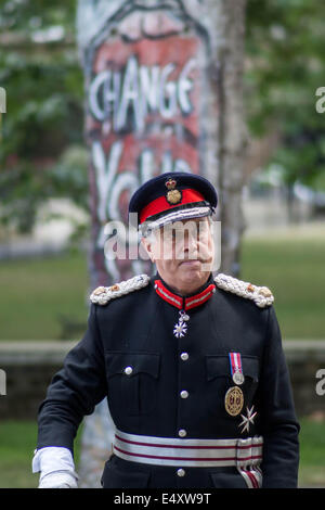 Gäste kommen für die Eröffnung der neu restaurierten Imperial War Museum, London, UK. Stockfoto