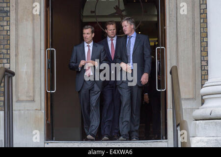 Gäste kommen für die Eröffnung der neu restaurierten Imperial War Museum, London, UK. Stockfoto