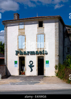 Typische französische Pharmacie oder Chemiker-Shop in dem Dorf Perignac in Süd-West Frankreich Stockfoto