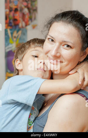 niedliche kleine Junge seine Mutter umarmen Stockfoto