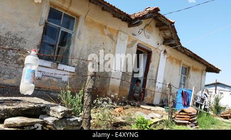 Golqm Dervent, Bulgarien. 17. Juli 2014. Bulgarische Kinder besucht vor seinem Haus im Dorf Golqm Dervent als in der Nähe von bulgarischen Borger Polizisten in der Nähe von neu besuchen bauen 30 km langen Grenzzaun auf bulgarisch-türkischen Grenze, wie sie es an die Presse Donnerstag, 17. Juli 2014 präsentieren. Die Welle der Flüchtlinge strömen in Bulgarien hat in den vergangenen Wochen wieder zugenommen. Bulgarien wurde der Zaun an der Grenze mit der Türkei, illegale Grenzübertritte ins Land zu beenden. Bildnachweis: ZUMA Press, Inc./Alamy Live-Nachrichten Stockfoto