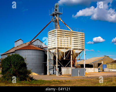 Getreide Silos und Trichter in einer landwirtschaftlichen Genossenschaft am Perignac in Süd-West Frankreich Stockfoto