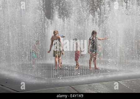 London UK. 17. Juli 2014. Mitglieder der Öffentlichkeit erfrischen Sie sich in eine Wasserfontäne bei heißem Wetter in der South Bank, am heißesten Tag soweit Temperaturen um 30 Grad Celsius Kredit steigen prognostiziert werden: Amer Ghazzal/Alamy Live-Nachrichten Stockfoto