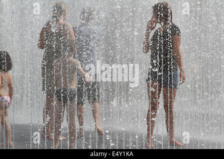 London UK. 17. Juli 2014. Mitglieder der Öffentlichkeit erfrischen Sie sich in einem Brunnen in der South Bank in heißem Wetter, am heißesten Tag soweit Temperaturen um 30 Grad Celsius Kredit steigen prognostiziert werden: Amer Ghazzal/Alamy Live-Nachrichten Stockfoto