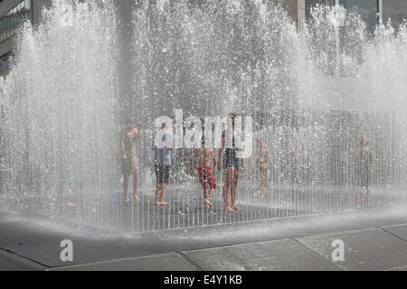 London UK. 17. Juli 2014. Mitglieder der Öffentlichkeit erfrischen Sie sich in einem Brunnen in der South Bank bei heißem Wetter am heißesten Tag soweit Temperaturen um 30 Grad Celsius Kredit steigen prognostiziert werden: Amer Ghazzal/Alamy Live-Nachrichten Stockfoto