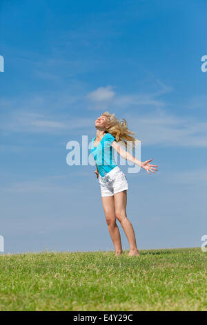 Die glückliche junge Frau im Feld Stockfoto