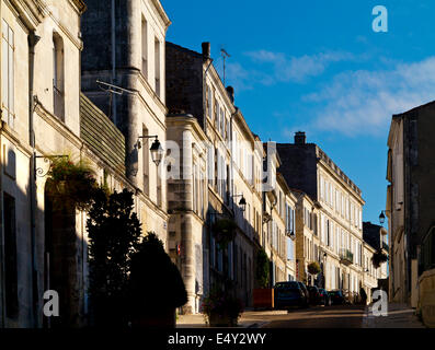 Typische französische Stadthäuser mit Fensterläden in Pons in der Nähe von Cognac in der Charente-Maritime Region von Süd-West Frankreich Stockfoto