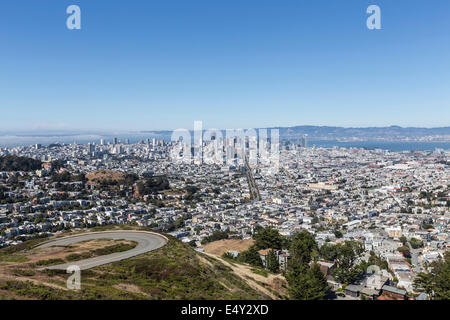 Twin Peaks Straße und San Franciscos expansive Stadtbild. Stockfoto