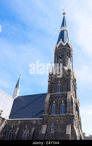 Spire Spitze Glockenturm der historischen Kirche im neugotischen Stil in Milwaukee Wisconsin Stockfoto