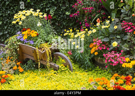 Garten-Details wie eine Schubkarre in der Grünanlage am Pollok House, Glasgow, Glasgow, Schottland, UK Stockfoto