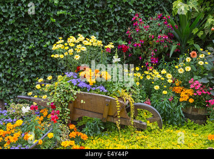 Garten-Details wie eine Schubkarre in der Grünanlage am Pollok House, Glasgow, Glasgow, Schottland, UK Stockfoto