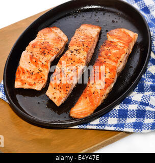 Gebratener Lachs Filet In einem eisernen Teller Stockfoto