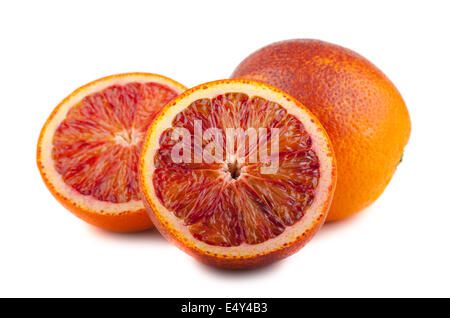 Ganze und zwei Hälften des blutroten Orangen Stockfoto