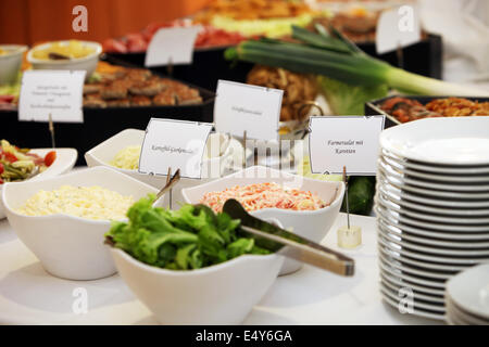 Salate in Gerichte am Buffet-Tisch Stockfoto