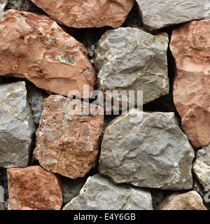 Grob behauenen Stein bilden eine Mauer Stockfoto