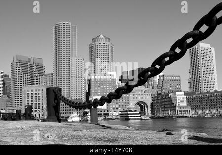 Skyline von Boston von Seaport District gesehen. Stockfoto