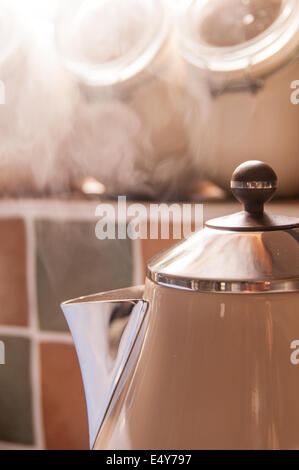 Sahne und metallischen Wasserkocher kochen in einer Küche Stockfoto