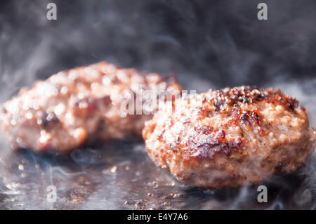 Burger mit Rindfleisch Kochen auf einer Herdplatte bbq Stockfoto