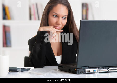 Geschäftsfrau am Schreibtisch Stockfoto