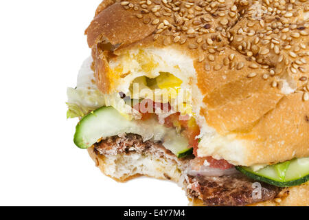 Gebissen Burger mit Fleisch und Gemüse Stockfoto