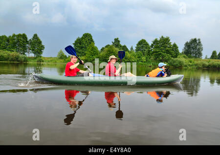 Kajakfahren auf dem Fluss Stockfoto