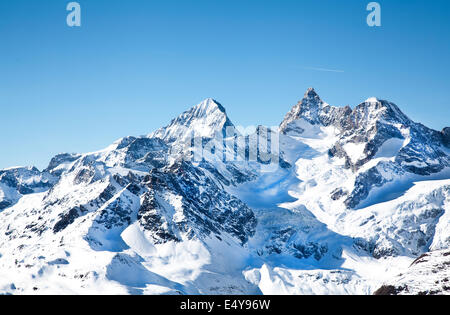 Alpine Berge im Schnee im Februar Stockfoto