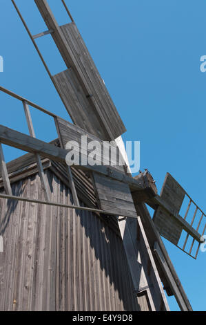 Großer Propeller der alte hölzerne Windmühle. Stockfoto