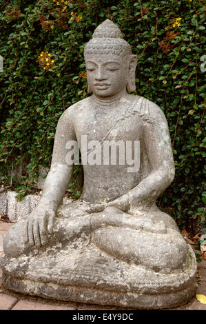 Stein Buddha im Lotussitz. Stockfoto