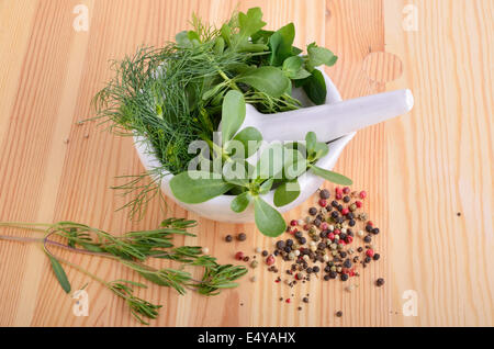 Mörtel mit Kräutern Stockfoto
