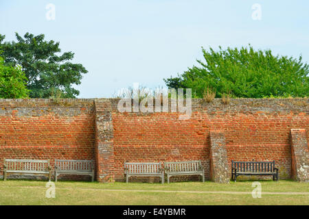 Bänken gegen Mauer Stockfoto