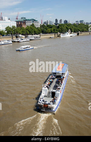 Bootsfahrt auf der Themse in London UK Stockfoto