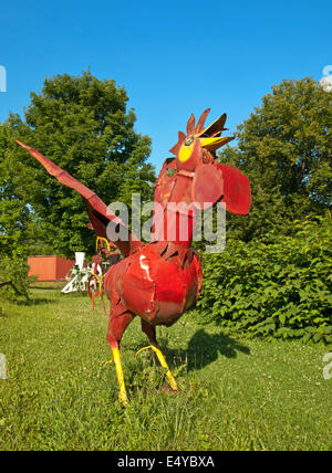 Homer, New York, USA, Juli 16,2014. Frog Pond Farm Folk Art Gallery. Roter Hahn aus Stahl gefertigt Stockfoto