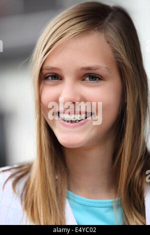 Lächelnde Teenager-Mädchen tragen Zahnspangen Stockfoto