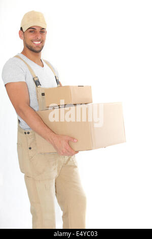Junge Lieferung Mann trägt Pakete Stockfoto