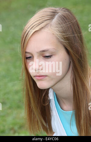 Nachdenklich traurig Teenager-Mädchen Stockfoto