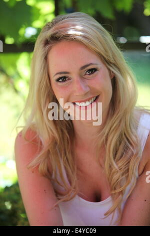 Glücklich freundliche blonde Frau Stockfoto