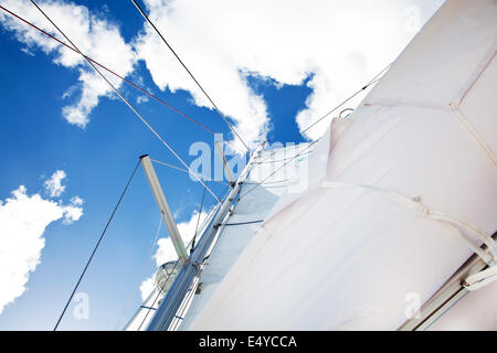 Segel eines Segelbootes über Bue Himmel Stockfoto