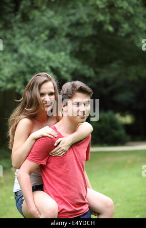 Junger Mann mit seiner Freundin eine Huckepack Stockfoto