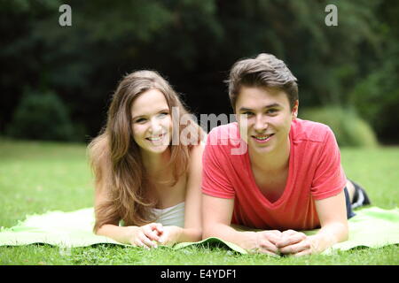 Attraktive Teenager-Jungen und Mädchen Stockfoto