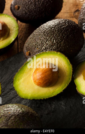 Bio roh grüne Avocados in zwei Hälften geschnitten Stockfoto