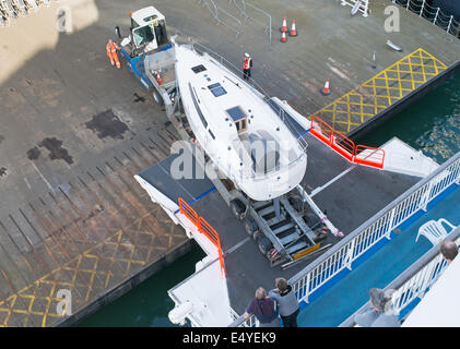 Bavaria yacht Christie Verladung an Bord der Portsmouth nach Santander RORO Fähre Pont Aven, Hampshire, England, UK Stockfoto