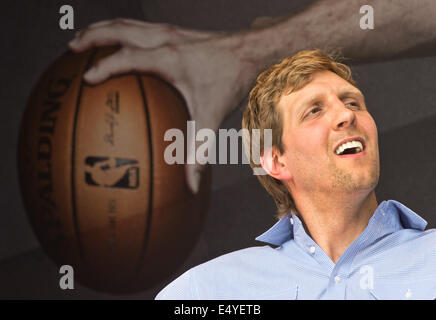 Deutscher Basketballspieler Dirk Nowitzki spricht während einer Pressekonferenz auf der Dokumentarfilm "Nowitzki. Der perfekte Wurf "(lit.) Der perfekte Wurf) in Frankfurt Am Main, Deutschland, 17. Juli 2014. Der Film wird voraussichtlich im September in die Kinos kommen. Foto: Boris Roessler/dpa Stockfoto