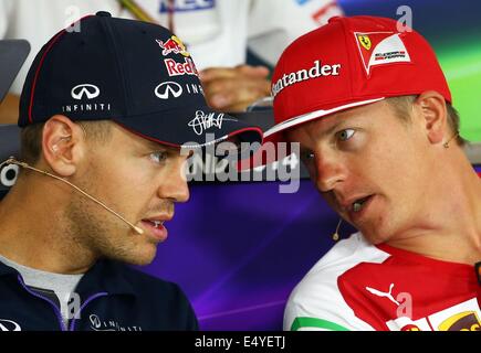 Hockenheim, Deutschland. 17. Juli 2014. Deutsche Formel 1 Sebastian Vettel (L) von Red Bull und finnische Formel1-Fahrer Kimi Räikkönen (R) von Ferrari sprechen im Rahmen einer Pressekonferenz auf der Hockenheimring Rennstrecke in Hockenheim, Deutschland, 17. Juli 2014. Rosberg Helm ist lackiert in Sonderausführung, den Sieg der deutschen Fußball-Nationalmannschaft in der FIFA World Cup 2014 zu feiern, dass die Formel 1 Grand Prix von Deutschland am 20. Juli 2014 auf dem Hockenheimring stattfinden wird. Foto: Jens Büttner/Dpa/Alamy Live News Stockfoto