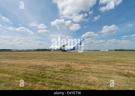 Flugplatz Farnborough, Hampshire, UK. 17. Juli 2014. Die internationale Luft-und Raumfahrtausstellung ist Großbritanniens größte Veranstaltung in der Luft-und Raumfahrt-Verteidigung-Kalender, alle zwei Jahre stattfindet. Bereitstellung von Geschäftsmöglichkeiten für die globale Luftfahrtindustrie, eröffnet auch für die Öffentlichkeit am 19. / 20. Juli, in diesem Jahr feiert 100 Jahre Luftfahrtgeschichte. Teilnehmenden Flugzeuge erreichen einen neuen Höchststand für Farnborough International Airshow in diesem Jahr gesponsert von Airbus Group. Der Airbus A380 landet, während die A350 Overhead, Tag 4 von der Messe demonstriert. Bildnachweis: Malcolm Park Leitartikel/Alamy Live-Nachrichten. Stockfoto