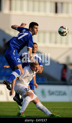 Mlada Boleslav, Tschechien. 17. Juli 2014. Mlada Boleslav Vs Siroki Brijeg in Mlada Boleslav, Tschechien, 17. Juli 2014 passen Jan Sisler Mlada Boleslav, rechts, und Slavko Brekalo Siroki Brijeg Kampf für einen Ball, während das Hinspiel der UEFA Europa League Qualifikation Runde 2. Bildnachweis: CTK/Alamy Live-Nachrichten Stockfoto