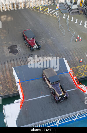 Zwei Oldtimer Rolls-Royce Autos Board Portsmouth nach Santander RORO Fähre Pont Aven, Hampshire, England, UK Stockfoto