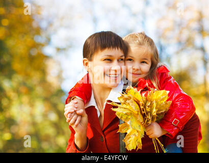 Mutter mit Tochter im Herbst park Stockfoto