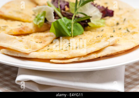 Knoblauch-Pita-Brot-Pizza mit Salat an der Spitze Stockfoto