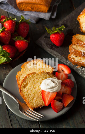 Hausgemachte lbs-Kuchen mit Erdbeeren und Sahne Stockfoto